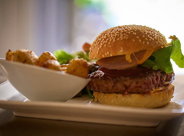 Le Petit Monde, Fontaine-Daniel, Our homemade hamburger